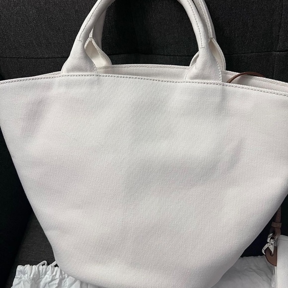 Prada - Picture 3 of 6